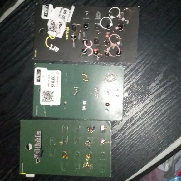 Earrings - Picture 1 of 4